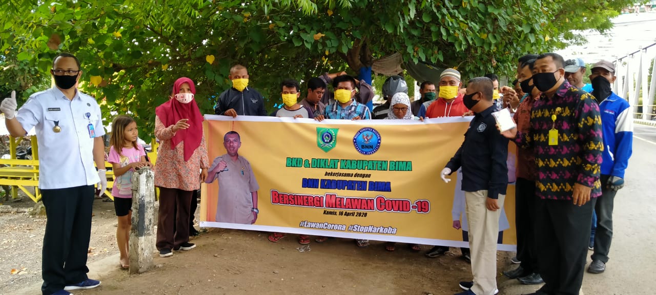 BNNK BIMA dan BKD Bagi-bagi Masker Bupati Apresiasi BNNK BIMA dan BKD Bagi-bagi Masker Bupati Apresiasi