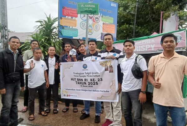 Meriahkan HUT, Pegawai BNNK Bima Bagi-bagi Takjil Gratis
