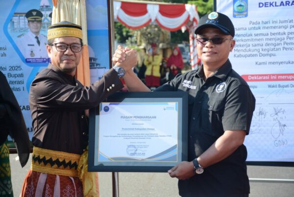 Di Upacara Hardiknas, Bupati Dompu Deklarasi Anti Narkoba